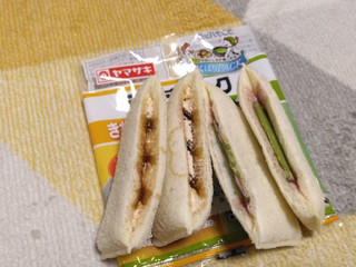 「ヤマザキ ランチパック きなこもち風と抹茶あずき」のクチコミ画像 by やっぺさん