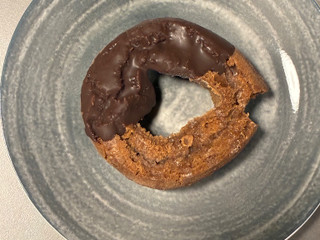 「ヤマザキ ドーナツステーション オールドファッションドーナツ ダブルチョコ ウインターパッケージ 袋1個」のクチコミ画像 by chickyさん