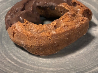 「ヤマザキ ドーナツステーション オールドファッションドーナツ ダブルチョコ ウインターパッケージ 袋1個」のクチコミ画像 by chickyさん