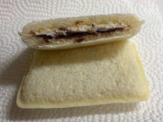 「ヤマザキ ランチパック カスタード＆ミルクホイップと生チョコ＆ミルクホイップ」のクチコミ画像 by SANAさん