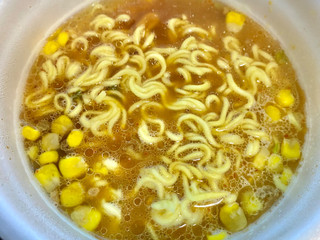 「マルちゃん ごつ盛り コーン味噌ラーメン カップ138g」のクチコミ画像 by ぱぴぴさん