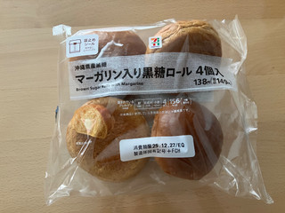 「セブン＆アイ セブンプレミアム マーガリン入り 黒糖ロール 袋4個」のクチコミ画像 by こつめかわうそさん