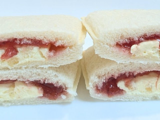 「ヤマザキ ランチパック 贅沢いちごのランチパック やみつきザクザク食感」のクチコミ画像 by はるなつひさん