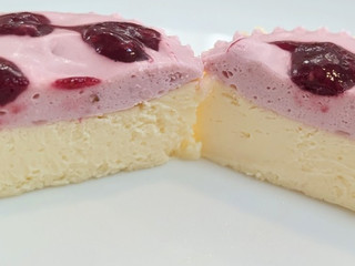 「セブン-イレブン とろ生チーズケーキ いちご」のクチコミ画像 by はるなつひさん