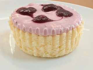 「セブン-イレブン とろ生チーズケーキ いちご」のクチコミ画像 by はるなつひさん