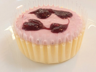 「セブン-イレブン とろ生チーズケーキ いちご」のクチコミ画像 by はるなつひさん