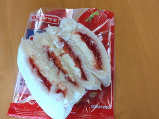 「ヤマザキ ランチパック 贅沢いちごのランチパック やみつきザクザク食感」のクチコミ画像 by やっぺさん