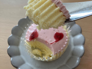 「セブン-イレブン とろ生チーズケーキ いちご」のクチコミ画像 by こつめかわうそさん