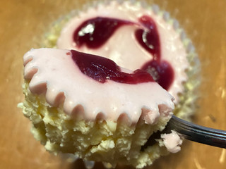 「セブン-イレブン とろ生チーズケーキ いちご」のクチコミ画像 by わやさか...出張中さん