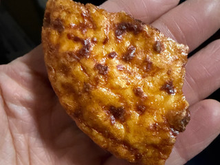 「亀田製菓 技のこだ割り 濃辛唐辛子 袋110g」のクチコミ画像 by gologoloさん