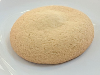 「工藤パン メロンパンの皮でりんご入りクリームを包んじゃいました」のクチコミ画像 by はるなつひさん