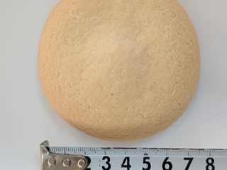 「工藤パン メロンパンの皮でりんご入りクリームを包んじゃいました」のクチコミ画像 by はるなつひさん