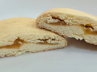 「工藤パン メロンパンの皮でりんご入りクリームを包んじゃいました」のクチコミ画像 by はるなつひさん