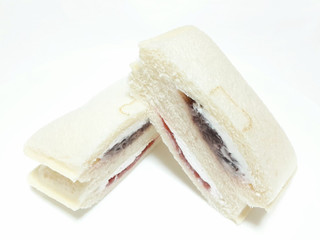 「ヤマザキ ランチパック つぶあん＆ホイップと苺ジャム＆ホイップ」のクチコミ画像 by つなさん