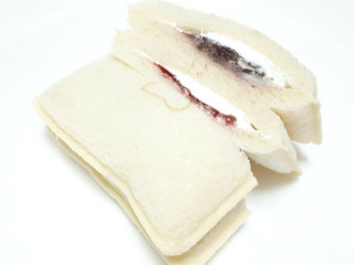 「ヤマザキ ランチパック つぶあん＆ホイップと苺ジャム＆ホイップ」のクチコミ画像 by つなさん