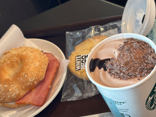 「スターバックス ベーコンエッグチーズ ベーグルサンド」のクチコミ画像 by らむこーひーさん