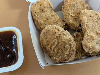 「マクドナルド スパイシーチキンマックナゲット 黒胡椒ガーリック」のクチコミ画像 by はるなつひさん
