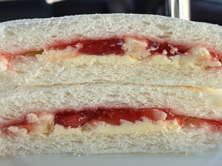 「ヤマザキ ランチパック 贅沢いちごのランチパック やみつきザクザク食感」のクチコミ画像 by パン太郎さん