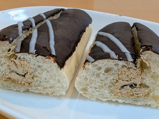 「セブン-イレブン カフェモカ仕立てのホイップロール」のクチコミ画像 by はるなつひさん