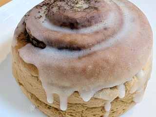 「セブン-イレブン カプチーノ仕立てのシナモンロール」のクチコミ画像 by はるなつひさん