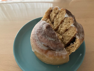 「セブン-イレブン カプチーノ仕立てのシナモンロール」のクチコミ画像 by こつめかわうそさん