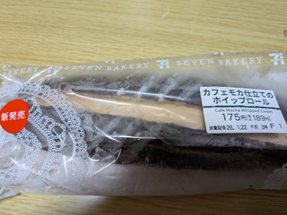 「セブン-イレブン カフェモカ仕立てのホイップロール」のクチコミ画像 by Bane Tteさん