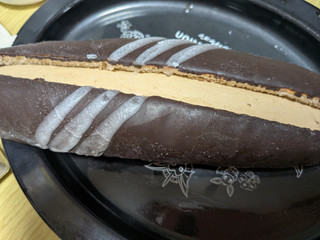 「セブン-イレブン カフェモカ仕立てのホイップロール」のクチコミ画像 by Bane Tteさん