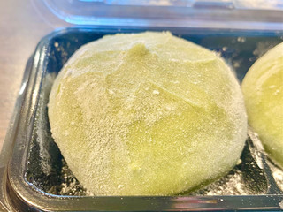 「あわしま堂 濃い抹茶のクリーム大福 袋2個」のクチコミ画像 by ぱぴぴさん