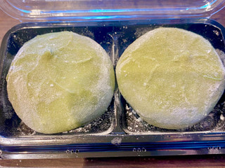 「あわしま堂 濃い抹茶のクリーム大福 袋2個」のクチコミ画像 by ぱぴぴさん