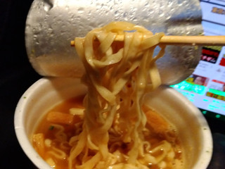 「ローソン 麺大盛り 辛コク濃厚カレーうどん」のクチコミ画像 by モーパパさん