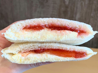 「ヤマザキ ランチパック 贅沢いちごのランチパック やみつきザクザク食感」のクチコミ画像 by もーちゃさん