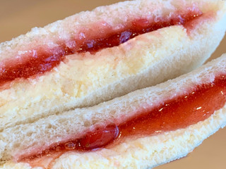 「ヤマザキ ランチパック 贅沢いちごのランチパック やみつきザクザク食感」のクチコミ画像 by もーちゃさん