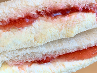 「ヤマザキ ランチパック 贅沢いちごのランチパック やみつきザクザク食感」のクチコミ画像 by もーちゃさん