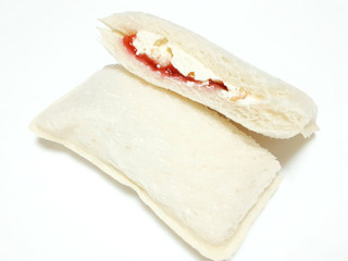 「ヤマザキ ランチパック 贅沢いちごのランチパック やみつきザクザク食感」のクチコミ画像 by つなさん