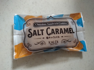 「カルディ チョコレートサンドクッキー 塩キャラメル 袋1個」のクチコミ画像 by ぴのこっここダイエット中さん
