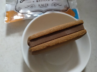 「カルディ チョコレートサンドクッキー 塩キャラメル 袋1個」のクチコミ画像 by ぴのこっここダイエット中さん