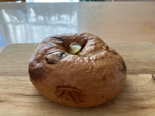 「まるなかベーグル シナモンレーズン 蜜りんごクリームチーズ」のクチコミ画像 by こつめかわうそさん