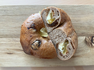 「まるなかベーグル シナモンレーズン 蜜りんごクリームチーズ」のクチコミ画像 by こつめかわうそさん