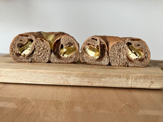 「まるなかベーグル シナモンレーズン 蜜りんごクリームチーズ」のクチコミ画像 by こつめかわうそさん