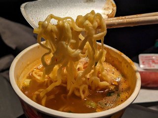 「セブン＆アイ セブンプレミアム 激辛魚介豚骨ラーメン カップ70g」のクチコミ画像 by モーパパさん