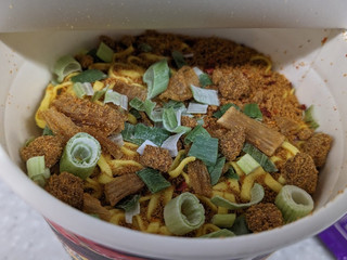 「セブン＆アイ セブンプレミアム 激辛魚介豚骨ラーメン カップ70g」のクチコミ画像 by モーパパさん