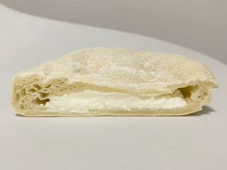 「ローソン もっちりとした白いチーズパン」のクチコミ画像 by もーちゃさん