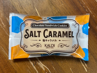 「カルディ チョコレートサンドクッキー 塩キャラメル 袋1個」のクチコミ画像 by ピンクのぷーさんさん