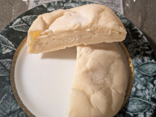 「ローソン もっちりとした白いチーズパン」のクチコミ画像 by もぐかれんさん