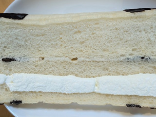 「セブン-イレブン ねこのしっぽみたいなパン ホイップクリーム」のクチコミ画像 by はるなつひさん