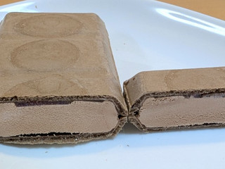 「セブン＆アイ セブンプレミアム ストロベリーソース入りチョコレートモナカ」のクチコミ画像 by はるなつひさん