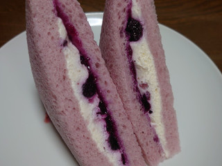 「セブン-イレブン ブルーベリーサンド」のクチコミ画像 by ペリカさん