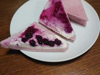 「セブン-イレブン ブルーベリーサンド」のクチコミ画像 by ペリカさん