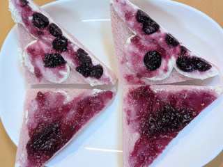 「セブン-イレブン ブルーベリーサンド」のクチコミ画像 by はるなつひさん