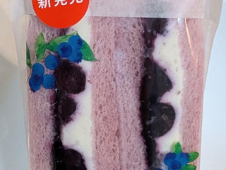 「セブン-イレブン ブルーベリーサンド」のクチコミ画像 by はるなつひさん